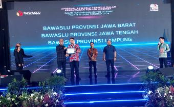 Bawaslu Provinsi Jawa Barat raih penghargaan dari Bawaslu RI, sebagai Bawaslu Provinsi teraktif dalam pengawasan Siber ( Konten Internet ) pada Pemilihan Serentak Tahun 2024 yang di gelar pada Acara Rapat Koordinasi Nasional (Rakoornas) Evaluasi Pengawasan Siber pada Pemilihan Serentak Tahun 2024 di Jakarta, Rabu (11/12/2024).