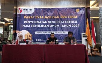 Bawaslu Kabupaten Bekasi menggelar Rapat Evaluasi dan Proyeksi Penyelesaian Sengketa Pemilu 2024 di Hotel Grand Valore, Jababeka Cikarang, Selasa (17/12/2024).