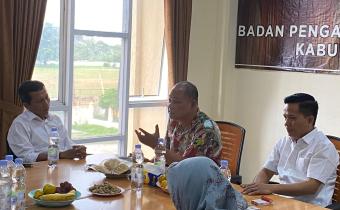 Anggota Bawaslu Republik Indonesia, Totok Hariyono, S.H. berikan arahan pada acara kunjungan ke Kantor Bawaslu Kabupaten Bekasi, pada Rabu (25/6/2025).