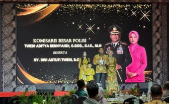 Acara Pisah Sambut Kapolres Metro Bekasi dari Kombes Pol. Twedi Aditya Bennyahdi kepada pejabat baru Kombes Pol. Mustofa, di Ballroom Hotel Holiday Inn Jababeka Cikarang, Jum’at (10/01/2025).