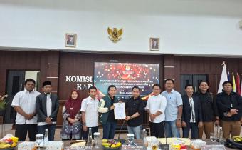Penyerahan Berita Acara Hasil Pleno Rekapitulasi Pemutakhiran Daftar Pemilih Berkelanjutan di Kabupaten Bekasi kepada Bawaslu Kabupaten Bekasi di Kantor KPU Kabupaten Bekasi, pada Rabu (2/7/2025).