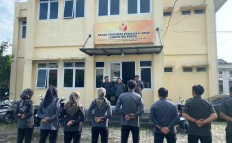 Kepala Sekretariat Bawaslu Kabupaten Bekasi, Butet Lilawati bertindak sebagai Pembina Apel dalam Kegiatan Apel Pagi Bawaslu di Halaman Kantor Bawaslu Kabupaten Bekasi, pada Senin (7/7/2025).