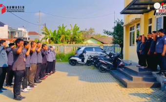 Bawaslu Kabupaten Bekasi melaksanakan Apel Pagi di Halaman Kantor Bawaslu Kabupaten Bekasi, pada Senin (21/7/2025).