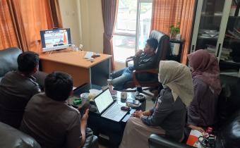 Koordinator Divisi Data dan Informasi beserta Kasubag dan Staf Bawaslu KabupatenBekasi mengikuti proses penilaian Self Assessment Questionnaire (SAQ) Keterbukaan Informasi Publik yang dilaksanakan oleh Bawaslu Provinsi Jawa Barat secara daring, di Kantor Bawaslu Kabupaten Bekasi, pada Senin (7/7/2025).