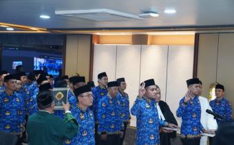 Pengambilan sumpah/janji Pegawai Pemerintah dengan Perjanjian Kerja (PPPK) melalui daring dan luring di Gedung Bawaslu, Jakarta, Selasa (1/7/2025).