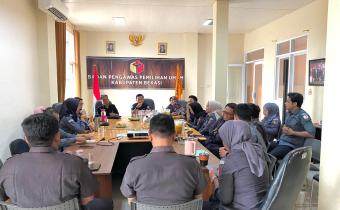 Suasana Rapat Internal bersama Pimpinan dan Jajaran Sekretariat di Aula Kantor Sekretariat Bawaslu Kabupaten Bekasi, pada Senin (4/8/2025).  