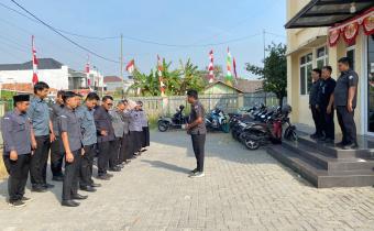 Apel Pagi Rutin Setiap Senin di laksanakan di Halaman Kantor Bawaslu Kabupaten Bekasi, Senin (4/8/2025).