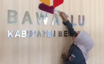 Salah satu Staf Bawaslu Kabupaten Bekasi sedang membersihkan di sekitar Lingkungan Kantor Sekretariat Bawaslu Kabupaten Bekasi, Senin (4/8/2025).