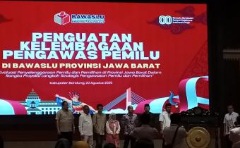 Ketua dan Anggota Bawaslu Jabar sedang membuka acara penguatan kelembagaan pengawas pemilu secara simbolis dengan pemukulan gong (20/08/2025)