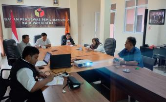 Ketua Bawaslu Kabupaten Bekasi memimpin jalannya rapat pleno rutin kelembagaan, pada Rabu (6/8/2025). 