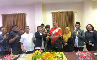 Bawaslu Kabupaten Bekasi merayakan Peringatan dan Tasyakuran Hari Ulang Tahun (HUT) Bawaslu Kabupaten Bekasi yang Ke- 7 Tahun dengan Potong Tumpeng yang di gelar di Aula Kantor Bawaslu Kabupaten Bekasi, Jum'at (15/8/2025).