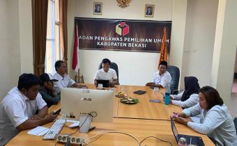 Ketua dan Anggota Bawaslu Kabupaten Bekasi di dampingi Kepala Sekretariat dan Kasubag lakukan Rapat Pleno Mingguan yang di gelar di Ruang Rapat Kantor Bawaslu Kabupaten Bekasi, pada Rabu (27/8/2025).