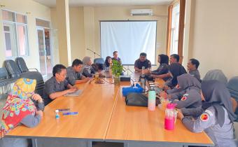 Rapat Diskusi Kajian dengan Divisi Penanganan Pelanggaran dan Data Informasi, di Kantor Bawaslu Kabupaten Bekasi, pada Senin (11/8/2025).