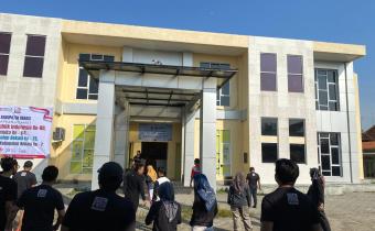 Seluruh Jajaran Sekretariat Bawaslu Kabupaten Bekasi melakukan senam pagi dalam bentuk memeriahkan Program JUMAT SEHATI (Jumat Menjaga Tubuh, Sehat Hati, Kuat Iman) dan JUMPA BERLIAN ( Jujur, Menanam, Pelihara, Amankan, Bersih Lingkungan dan Alam Nyata ), pada Jumat pagi (15/8/2025).