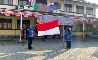 Pengibaran Bendera Merah Putih oleh Seluruh Jajaran Staf Bawaslu Kabupaten Bekasi pada Upacaa Hari Kemerdekaan Republik Indonesia Ke-80 di Halaman Kantor Bawaslu Kabupaten Bekasi, Minggu (17/8/2025).