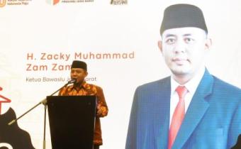 Ketua Bawaslu Jabar, Zacky Muhammad Zam Zam berikan sambutan pada saat kegiatan Penguatan Kelembagaan Pengawas Pemilu di Jawa Barat yang di gelar di Holiday Inn Bandung, Rabu (27/08/2025).