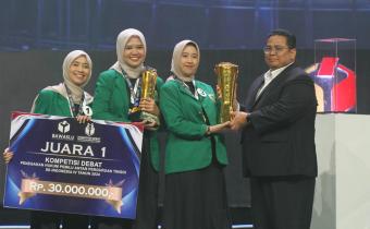 Ketua Bawaslu RI Rahmat Bagja memberikan piagam penghargaan Juara I kepada peserta dari Universitas Andalas di akhir Kompetisi Debat Penegakan Hukum Pemilu Perguruan Tinggi se-Indonesia yang berlangsung di Jakarta, Rabu (23/10/2024). Dok. (BeritaNasional.com/Oke Atmaja)