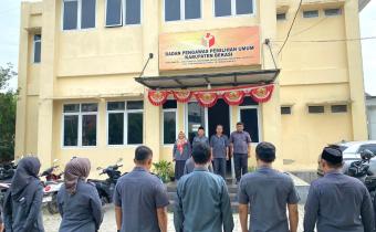 Pimpinan beserta jajaran Staf Bawaslu Kabupaten Bekasi laksanakan apel pagi di Halaman Kantor Bawaslu Kabupaten Bekasi, pada Senin (8/9/2025).