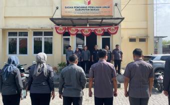 Pimpinan beserta jajaran Stap Bawaslu Kabupaten Bekasi laksanakan Apel Pagi di Halaman Kantor Bawaslu Kabupaten Bekasi, Senin (15/9/2025).