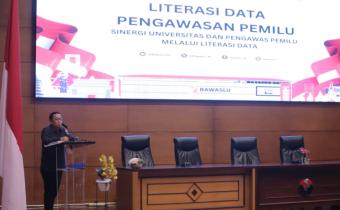 Anggota Bawaslu RI, Puadi berikan arahan pada kegiatan Literasi Data Pengawasan Pemilu di UPI Bandung, Senin (13/10/2025).