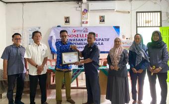 Bawaslu Kabupaten Bekasi berikan Cendramata berupa Piagam kepada di MA Al - Jihadiyah Sukatani usai Kegiatan Sosialisasi Pengawasan Partisipatif Bagi Pemilih Pemula, pada Selasa (14/10/2025).