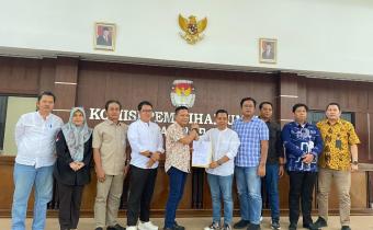 Penyerahan Berita Acara Hasil Pleno kepada Bawaslu Kabupaten Bekasi pada Rapat Pleno Rekapitulasi Pemutakhiran Data Pemilih Berkelanjutan (PDPB) Triwulan III Tahun 2025 Tingkat Kabupaten Bekasi, pada Jum'at (3/10/2025).