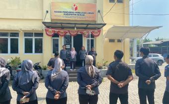 Anggota Bawaslu Kabupaten Bekasi pimpin langsung Apel Pagi ysng di gelar di Halaman Kantor Bawaslu Kabupaten Bekasi, pada Senin Pagi (6/10/2025).