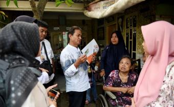 Koordinator Divisi Pencegahan, Partisipasi Masyarakat, dan Hubungan Masyarakat Bawaslu Kabupaten Bekasi, Syahroji, saat melakukan uji petik terhadap proses pemutakhiran data pemilih berkelanjutan (PDPB) di Bekasi, Jawa Barat, Kamis (9/10/2025).