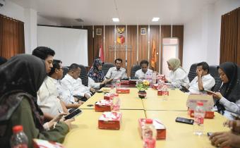 Suasana Kegiatan Rapat Fasilitasi Peningkatan Kapasitas Pengelolaan Kehumasan di Bawaslu Kabupaten Bekasi pada Masa Non Tahapan Pemilu/Pemilihan yang di gelar di Aula Kantor Bawaslu Kabupaten Bekasi, pada Rabu (8/10/2025).