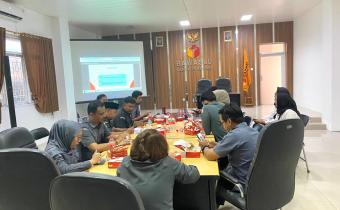 Suasana Rapat Kajian terkait Pelayanan Data dan Informasi Publik dengan agenda Tata Cara Permohonan Informasi Publik melalui PPID (Pejabat Pengelola Data dan Informasi) Bawaslu Kabupaten Bekasi yang di gelar di Aula Kantor Bawaslu Kabupaten Bekasi, pada Senin (6/10/2025).
