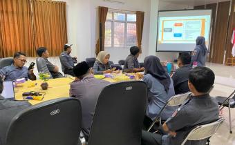 CPNS Bawaslu Kabupaten Bekasi, Yeni Royani, S.H. (Analis Hukum Ahli Pertama), melaksanakan Aktualisasi Latsar CPNS Tahun 2025 di Kantor Bawaslu Kabupaten Bekasi, pada Senin (20/10/2025).  CPNS Bawaslu Kabupaten Bekasi, Yeni Royani, S.H. (Analis Hukum Ahli Pertama), melaksanakan Aktualisasi Latsar CPNS Tahun 2025 di Kantor Bawaslu Kabupaten Bekasi, pada Senin (20/10/2025).  