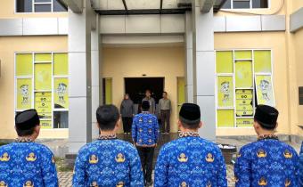 Bawaslu Kabupaten Bekasi menggelar Upacara Peringatan Hari Sumpah Pemuda Ke 97 Tahun, di Halaman Kantor Bawaslu Kabupaten Bekasi, Selasa (28/10/2025)