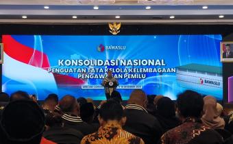 Ketua Bawaslu Rahmat Bagja saat memberikan sambutan dan arahan, di acara Konsolidasi Nasional Penguatan Tata Kelola Kelembagaan Pengawas Pemilu, Senin (8/12/2025) malam.