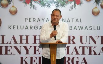 Anggota Bawaslu Republik Indonesia, Totok Hariyono berikan khotbah dalam perayaan Natal Keluarga Besar Bawaslu Se Indonesia di Jakarta, Rabu (10/12/2025).