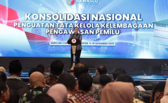 Anggota Bawaslu Republik Indoesia, Puadi saat memberikan sambutan pada Konsolidasi Nasional Penguatan Tata Kelola Kelembagaan Pengawas Pemilu di Jakarta, Senin (9/12/2025) malam.