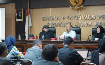 as dan Data Informasi (Datin) Bawaslu Jawa Barat, Muamarullah (tengah), didampingi Koordinator Divisi SDM, Feredddy (kiri), dan Kepala Bagian Hukum, Humas, Data, dan Informasi, Isti Khoiriana Karim (kanan), saat memberikan arahan dalam kegiatan Rapat Evaluasi Pengelolaan dan Pemanfaatan Website Baledata di Bandung, Selasa (04/11/2025).
