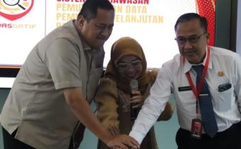 Koordinator Divisi Penanganan Pelanggaran Syaiful Bahri (kiri), Koordinator Divisi Pencegahan dan Partisipasi Masyarakat Hj. Nuryamah (tengah), dan Kepala Sekretariat Widodo Wuryanto (kanan) bersama-sama menekan tombol sebagai simbolis peluncuran Sistem Pengawasan Pemutakhiran Data Pemilih Berkelanjutan Partisipatif (Siwasdatif) di Kantor Bawaslu Provinsi Jawa Barat, Bandung, Kamis (6/11/2025).