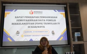 Anggota Bawaslu Jawa Barat, Nuryamah sedang memberikan arahan pada Rapat Persiapan Pengawasan Pemutakhiran Data Pemilih Berkelanjutan yang diselenggarakan di Mandiri University, Selasa (25/11/2025).