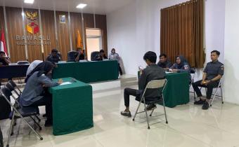 Suasana kegiatan Simulasi Sidang Adjudikasi Penyelesaian Sengketa Proses Pemilu (PSPP) yang di pimpin oleh Anggota Bawaslu Kabupaten Bekasi dan diikuti oleh jajaran Staf Bawaslu Kabupaten Bekasi di Aula Kantor Bawaslu Kabupaten Bekasi, Senin (3/11/2025).