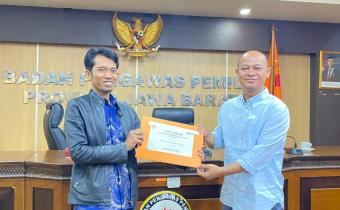 Anggota Bawaslu Kabupaten Bekasi, Khoirudin (kiri) Menerima penghargaan pada Anugerah Keterbukaan Informasi Publik Bawaslu Tahun 2025 yang di gelar Bawaslu RI dengan Predikat "Informatif"  yang di sampaikan oleh Bawaslu Jawa Barat, Muamarullah (kanan), Anggota Bawaslu Provinsi Jawa Barat selaku Koordinator Divisi Humas, Data dan Informasi, di Kota Bandung, Selasa (4/11/2025).