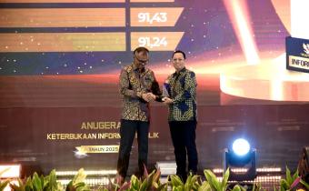 Anggota Bawaslu Republik Inodesia, Puadi saat menerima kualifikasi Informatif sebagai badan publik dalam pelaksanaan monitoring dan evaluasi Keterbukaan Informasi Publik Tahun 2025, Senin (15/12/2025).