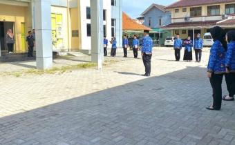 Upacara peringatan hari pahlawan di halaman Kantor Bawaslu Kabupaten Bekasi, Senin (10/11/2025). Upacara ini dipimpin oleh Koordinator Divisi Pencegahan, Partisipasi Masyarakat dan Hubungan Masyarakat , Syahroji, yang bertindak sebagai pembina upacara.