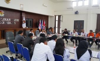 Suasana Rapat Sosialisasi Pemutakhiran Data Partai Politik secara Berkelanjutan melalui Sipol periode Semester II Tahun 2025 yang di gelar di Aula Kantor KPU Kabupaten Bekasi, Senin (15/12/2025).