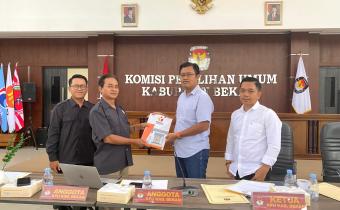 Bawaslu Kabupaten Bekasi memberikan saran perbaikan kepada KPU Kabupaten Bekasi pada Pleno Pemutakhiran Data Pemilih Berkelanjutan Triwulan IV Tahun 2025 Tingkat KPU Kabupaten Bekasi yang di gelar Kantor KPU Kabupaten Bekasi, Senin (8/12/2025).