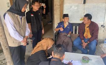 Ketua Bawaslu Kabupaten Bekasi, Akbar Khadafi beserta jajaran lakukan pengawasan Pencocokan dan Penelitian Terbatas (Coktas) kategori Pemilih berusia 100 tahun ke atas pada Pemutakhiran Data Pemilih Berkelanjutan (PDPB) Triwulan IV Tahun 2025 yang di lakukan oleh KPU Kabupaten Bekasi di Wilayah Kecamatan Babelan, Kabupaten Bekasi, Rabu (26/11/2025).
