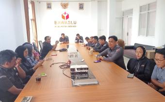 Ketua Bawaslu Kabupaten Bekasi pimpin rapat internal dengan agenda pembahasan program kinerja setiap divisi di Sekretariat Bawaslu Kabupaten Bekasi, Senin (12/1/2026).