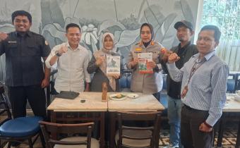 Bawaslu Kabupaten Bekasi berikan cendramata usai melakukan Audensi dengan Kapolres Metro Bekasi yang baru, Kombes Pol. Sumarni, S.I.K., S.H., M.H. pada Selasa (27/1/2026) di Gedung Juang 45 Tambun Selatan.