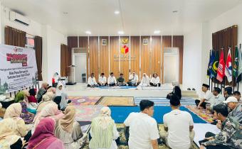 Bawaslu Kabupaten Bekasi saat menggelar kegiatan Ngabuburit Pengawasan dengan buka puasa bersama dan santunan kepada anak yatim dan dhuafa di Kantor Sekretariat Bawaslu Kabupaten Bekasi, Jum'at (6/3/2026).