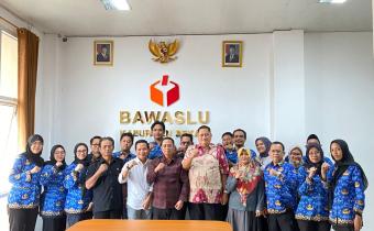 Foto Bersama Pimpinan Bawaslu Republik Indonesia Dr. Puadi, S.Pd., M.M. saat melakukan kunjungan kerja di Kantor Bawaslu Kabupaten Bekasi, Kamis (5/3/2026).