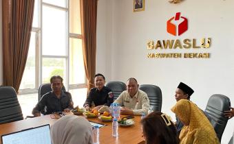 Kunjungan Pimpinan Bawaslu Republik Indonesia, Totok Hariyono, di Kantor Bawaslu Kabupaten Bekasi, Senin (27/4/2026).